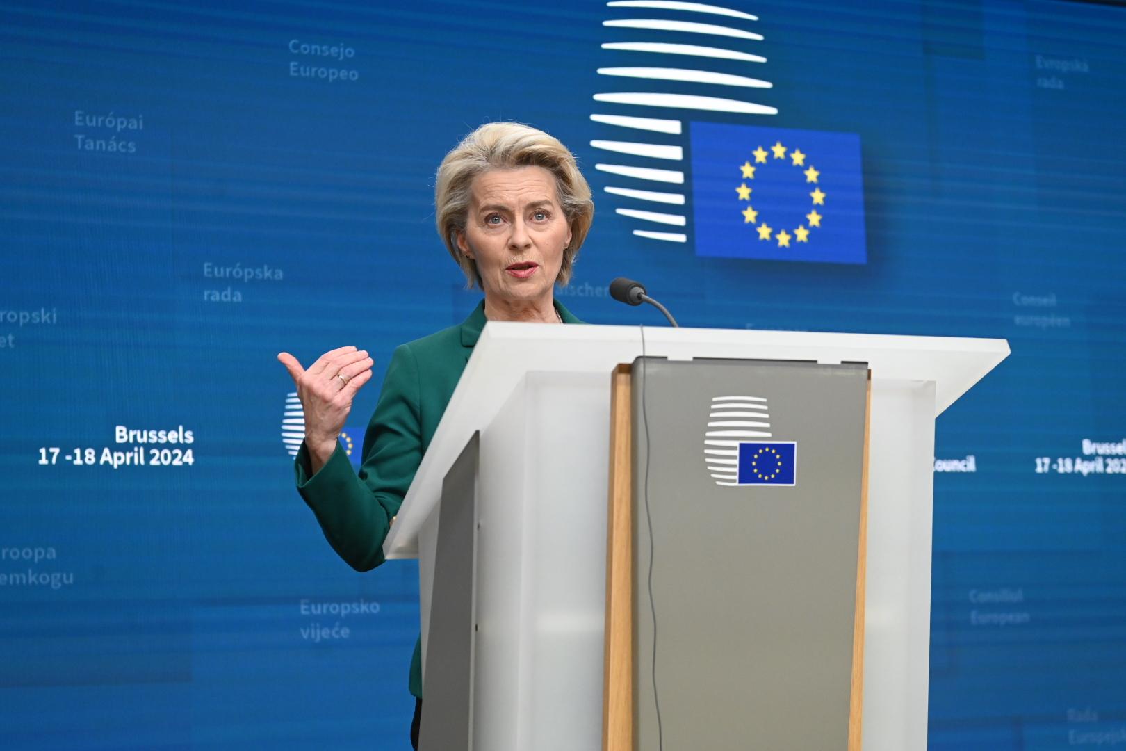 Von der Leyen y Trump mantienen conversaciones cruciales sobre los aranceles entre Estados Unidos y Europa