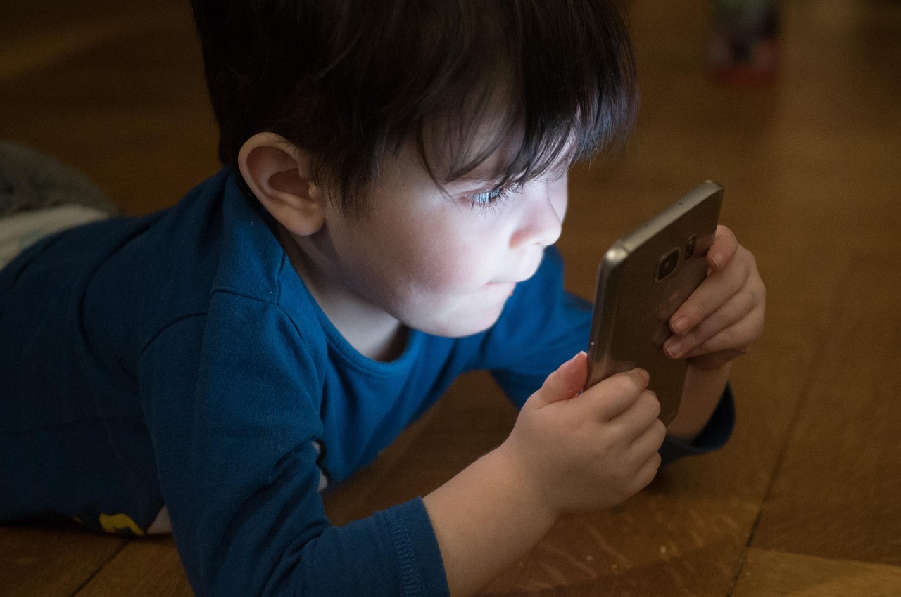 El uso precoz del smartphone agrava la salud mental en la infancia, revela un estudio mundial