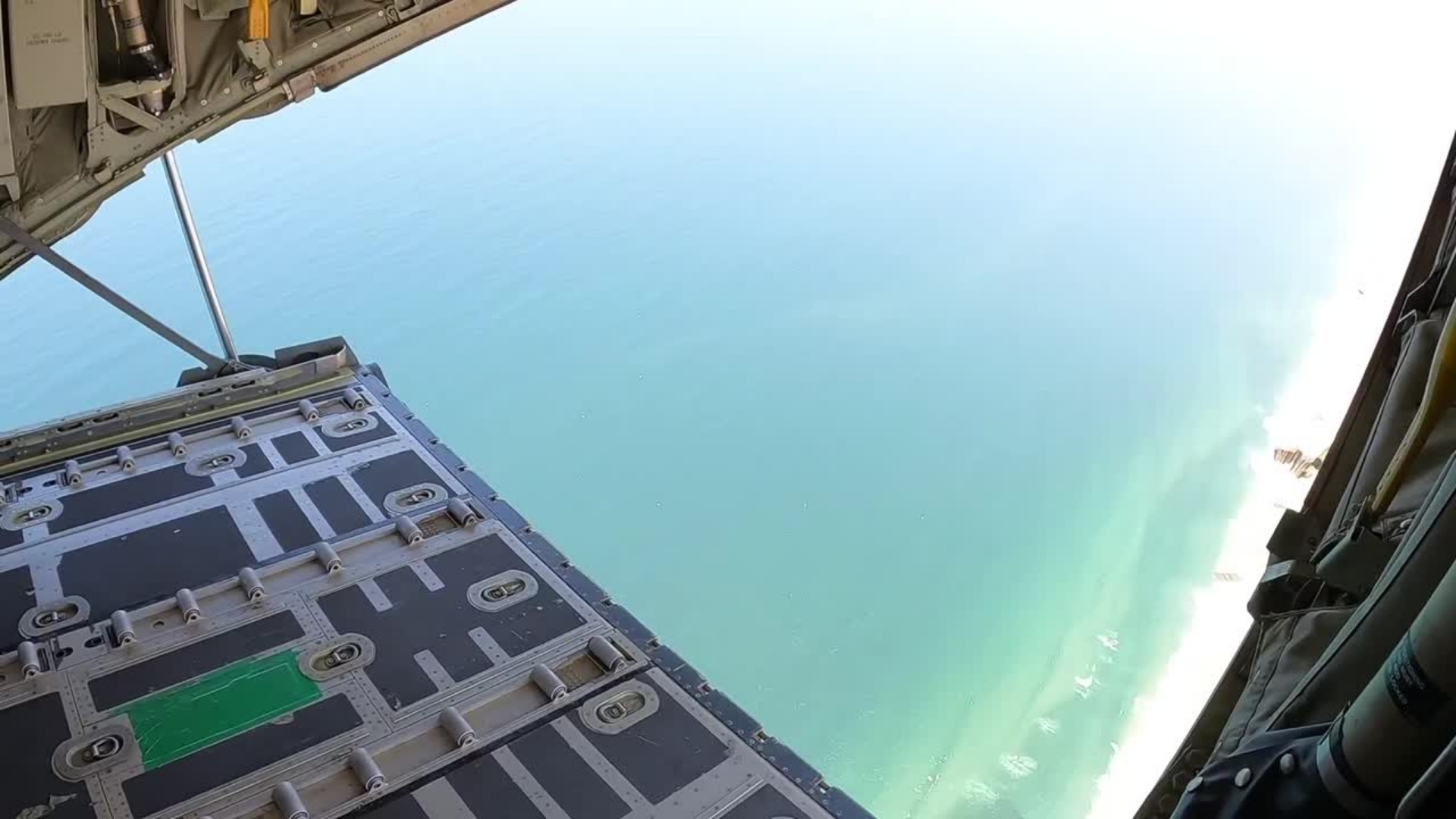 Francia, ayuda humanitaria lanzada desde el aire para paliar la crisis alimentaria en Gaza